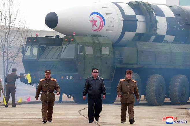 북한이 지난 3월 25일 김정은 국무위원장 지도 아래 신형 대륙간탄도미사일(ICBM) ‘화성-17형’ 시험발사를 단행했다며 공개한 사진이다. (사진=연합뉴스)