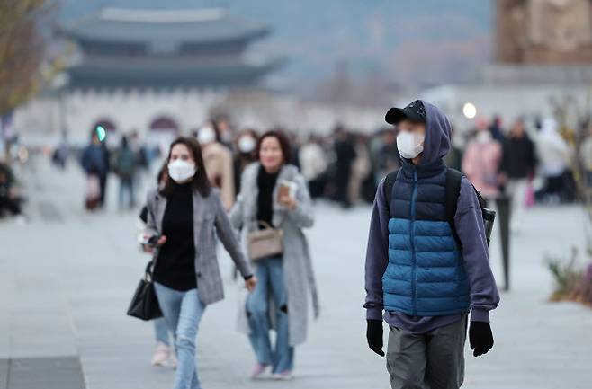 가을비가 내린 뒤 쌀쌀한 날씨를 보이는 지난 13일 오후 서울 광화문광장에서 두툼한 옷을 입은 시민들이 길을 걷고 있다.(사진=연합뉴스)