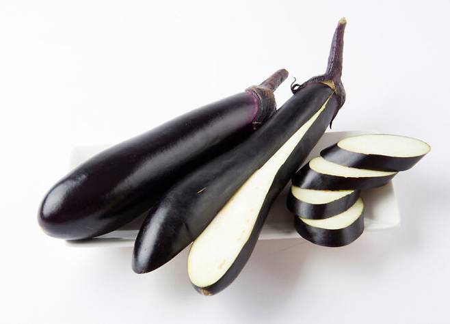 가지에는 독성 물질이 들어있어 조리하지 않고 날것으로 먹으면 안 된다. [사진=클립아트코리아]