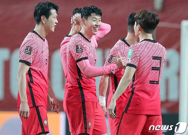 손흥민이 24일 오후 서울 마포구 서울월드컵경기장에서 열린 2022 국제축구연맹(FIFA) 카타르 월드컵 아시아 최종예선 9차전 대한민국과 이란과의 경기, 2대0 승리를 거둔 후 김진수와 기쁨을 나누고 있다. 2022.3.24/뉴스1 ⓒ News1 김진환 기자