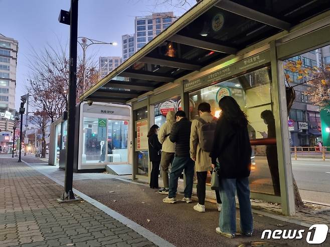 18일 오전 6시30분께 경기 남양주시 호평동 한 버스정류장에서 서울로 출퇴근 하는 시민 대여섯명이 줄지어 버스를 기다리고 있다.2022.11.18./뉴스1 양희문 기자