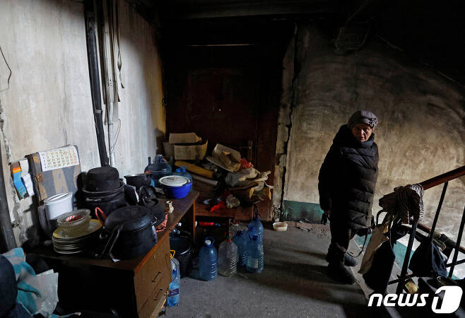 16일(현지시간) 우크라이나 마리우폴의 한 주민이 러시아군의 포격으로 파괴된 아파트 내부를 둘러보고 있다. ⓒ 로이터=뉴스1 ⓒ News1 정윤영 기자