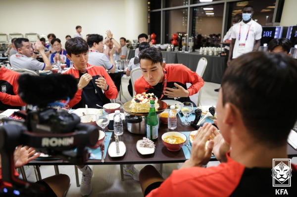 동료들의 생일 축하를 받고 있는 한국 축구 국가대표팀 수비수 조유민. 사진｜KFA 제공