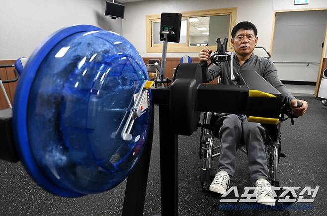 서울 송파구 오금동에 위치한 곰두리체육센터의 재활헬스 프로그램을 이용 중인 박진모 회원이 팔로 페달을 돌리며 유산소 운동을 하고 있다.허상욱 기자wook@sportschosun.com/2022.11.16/