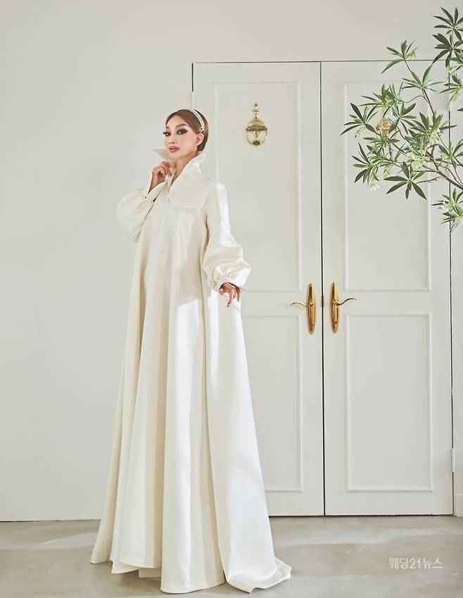 사진 : 웨딩드레스 디자이너 김미숙, 슈트 해리슨테일러, 아동복 디자이너 김미숙, 마크앤올리비에, 인터뷰어 조윤예, 포토그래퍼 쇼스튜디오, 리터처 문정선, 헤어 하경혜 메이크업 김서영(화장공간)