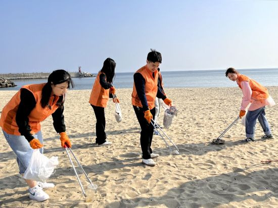 한화생명 임직원 봉사활동, ‘비치코밍’에 참여 중인 2022년 하반기 예비 신입사원들.