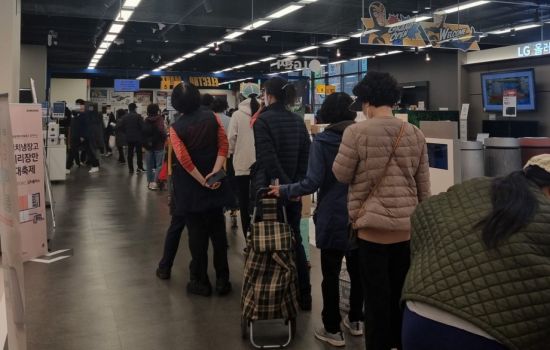 18일 오후 서울 마포구 이마트 마포점에 상품 계산을 위한 대기줄이 길게 늘어서 있다.