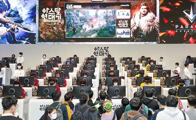 넷마블 부스 방문객들이 18일 ‘지스타 2022’ 넷마블관에서 신작 MMORPG ‘아스달 연대기’의 대규모 전투 ‘개척전’을 플레이하고 있다.ⓒ넷마블
