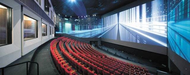 CGV가 가장 큰 스크린으로 기네스 세계 기록 등재를 추진 중인 서울 영등포구 CGV 영등포의 스크린X관. 정면과 좌우에 걸친 스크린 길이가 72ｍ에 달한다. CGV 제공