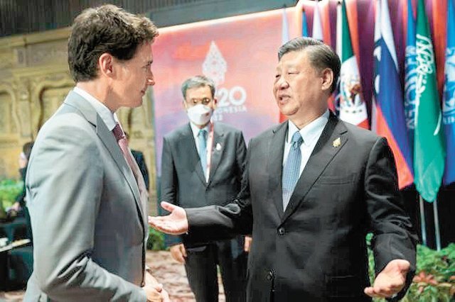 16일 인도네시아 발리의 주요 20개국(G20) 정상회의 폐막 리셉션에서 시진핑 중국 국가주석(오른쪽)과 쥐스탱 트뤼도 캐나다 총리가 대화하고 있다. 캐나다 총리실 제공