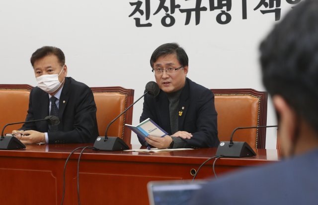 김성환(오른쪽) 더불어민주당 정책위의장이 18일 오후 서울 여의도 국회에서 금융투자소득세(금투세) 관련 기자간담회를 하고 있다. 뉴시스