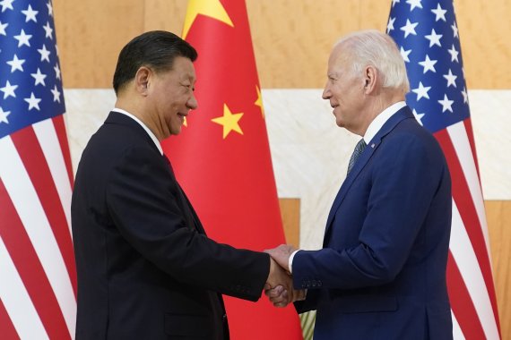 조 바이든(오른쪽) 미국 대통령이 14일(현지시간) 인도네시아 발리에서 열린 주요 20개국(G20) 정상회의에서 시진핑 중국 국가주석과 만나 회담에 앞서 악수하고 있다. /뉴시스