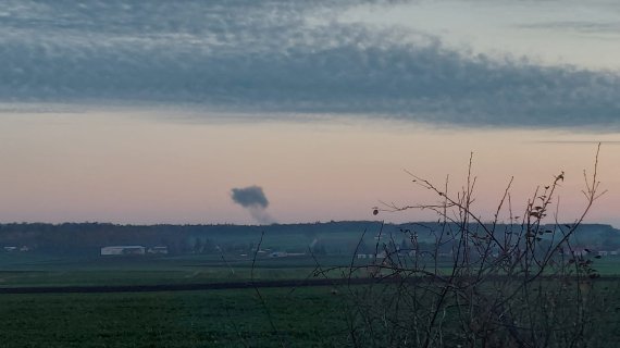 15일(현지시간) 미사일 두 기가 떨어진 폴란드 동부의 우크라이나 접경지대 마을 프르제워도우에서 연기가 피어오르고 있다. 이번 폭격으로 2명이 사망했다. /로이터 연합뉴스