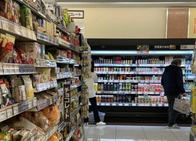 일본 도쿄 시나가와구 한 슈퍼에서 손님들이 물건을 살펴보고 있다. 도쿄/김소연 특파원