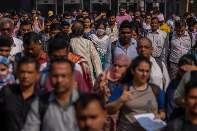 14일 인도 뭄바이의 기차역에서 시민들이 이동하고 있다. 유엔은 15일을 기해 세계 인구가 80억 명을 돌파할 것이라고 전했다. 뭄바이=AP뉴시스