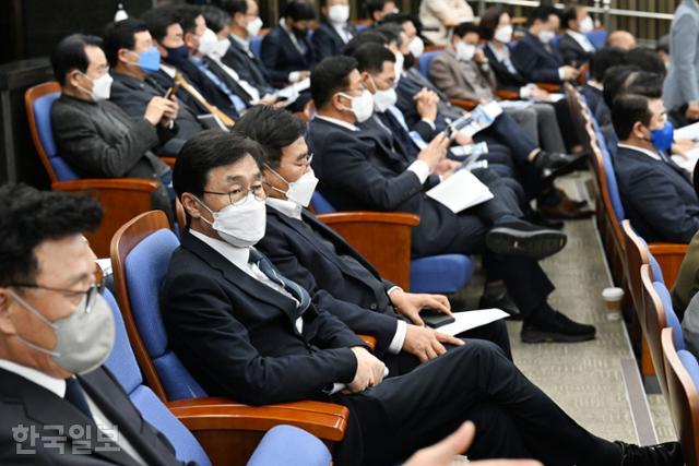 지난 15일 국회에서 열린 더불어민주당 정책의원총회에서 의원들이 박홍근 원내대표의 인사말을 듣고 있다. 고영권 기자