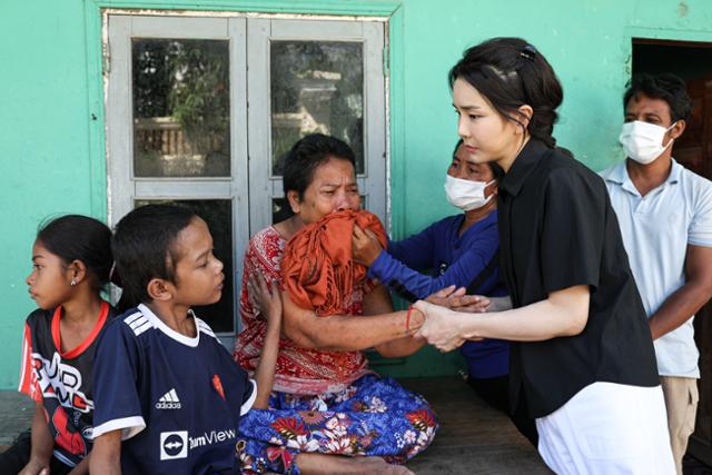 김건희 여사가 지난 12일 캄보디아 프놈펜에서 선천성 심장질환을 앓고 있는 14세 아동의 집을 찾아 가족을 위로하고 있다. 대통령실 제공