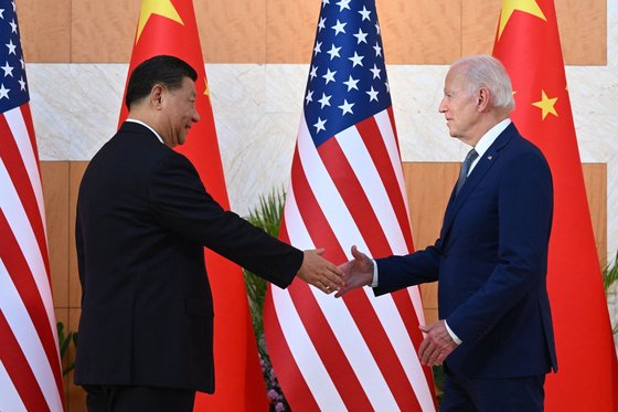 14일 인도네시아 발리에서 열린 미·중 정상회담에서 조 바이든(왼쪽) 미국 대통령과 시진핑(오른쪽) 중국 국가주석이 악수하고 있다. AFP=연합뉴스