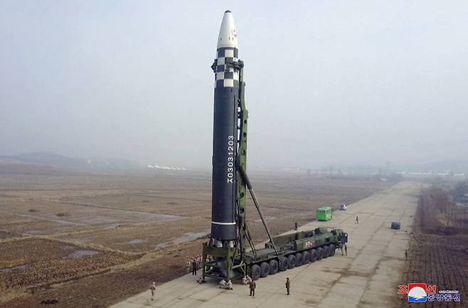 북한이 지난 3월24일 김정은 국무위원장의 지도 아래 신형 대륙간탄도미사일(ICBM) ‘화성-17형’ 시험발사를 단행했다고 조선중앙통신이 25일 보도했다. 연합뉴스