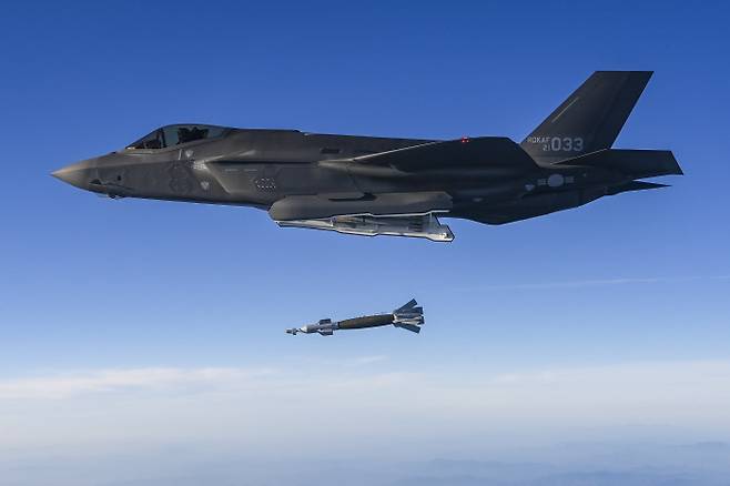 F-35A 동원 훈련 첫 공개 공군 F-35A 전투기가 18일 북한의 대륙간탄도미사일 발사에 대응, 강원 필승사격장 모의표적을 향해 정밀유도폭탄을 발사하고 있다. 합참 제공