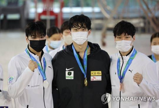 올 전국체육대회 수영 자유형 100m에서 우승, 4관왕에 오른 황선우(가운데)가 시상식에서 금메달을 받은 뒤 기념촬영하고 있다. [연합뉴스 자료사진]