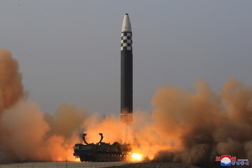 북한 관영매체가 화성-17형 발사 장면이라며 지난 3월 공개한 사진. [사진 출처 = 연합뉴스]