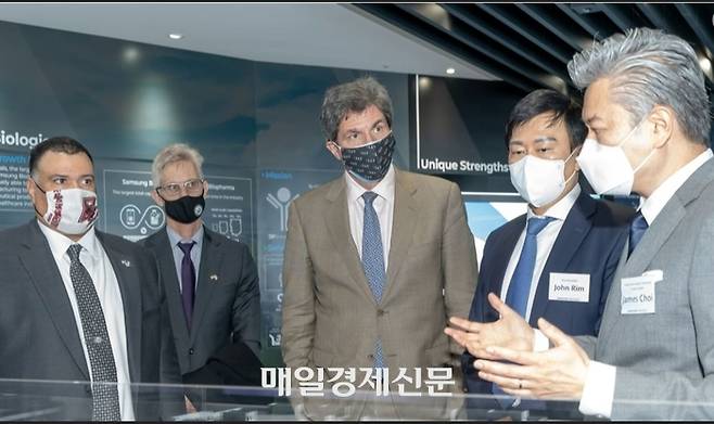 지난해 12월 한국을 방문한 호세 페르난데스 미 국무부 경제 차관(가운데)이 인천 송도 삼성바이오로직스에 들러 경영진들의 설명을 듣고 있다. <사진=삼성바이오로직스 제공>