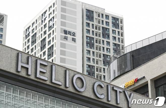 (서울=뉴스1) 성동훈 기자 = 서울 송파구 헬리오시티 일부 가구에서 에어컨으로 인한 누수하자 문제가 발생했다. 20일 현대산업개발과 헬리오시티 입주자 단체 등에 따르면 최근 단지 내 천장 매립형 시스템에어컨을 옵션으로 설치한 가구 중 일부에서 누수 하자가 생겼다. 시공 주관사인 HDC현대산업개발 역시 배관 설비를 원인으로 보고 있다. 회사 관계자는 "시스템에어컨 배관 문제로 누수가 발생했다"며 "접수를 하는 대로 하자문제를 처리하고 있다"고 밝혔다. 사진은 이날 오후 헬리오시티. 2019.8.20/뉴스1