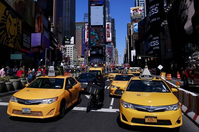 New York City taxi cabs drive through Times Square in New York March 29, 2016. REUTERS/Lucas Jackson /사진=로이터=뉴스1