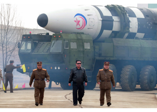 김정은(가운데) 북한 국방위원장이 지난 3월 ‘화성-17형’ 대륙간탄도미사일(ICBM) 앞을 걸어나오는 모습. 연합뉴스·조선중앙통신 캡처