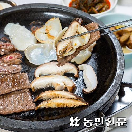 전남 장흥 ‘정남진 코뚜레한우’ 식당 대표 메뉴 ‘표고버섯 삼합’. 표고버섯과 쇠고기, 키조개 관자가 어우러져 쫄깃하면서도 살살 녹는 맛이 일품이다.
