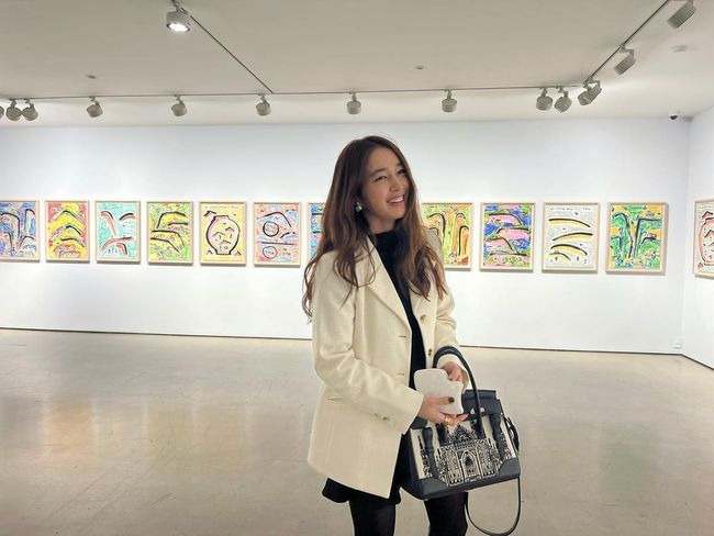 Actor Lee Min-jung has revealed his recent status.On the afternoon of the 18th, Lee Min-jung said, I have a life-like view that a person who laughs a lot is a winner of life. # Kang Ik-jung Teacher Exhibition ... # Duomo drawn in a bag # On the street # Ginkgo tree # 2022 # I shared a picture saying that it was the end of autumn.Lee Min-jung is wearing a white jacket and is building a Smile. Lee Min-jungs small face and beautiful smile have attracted the attention of viewers.Meanwhile, Lee Min-jung is married to Actor Lee Byung-hun in 2013 and has a son in the suburbs and will appear in Teabings original drama Billions.