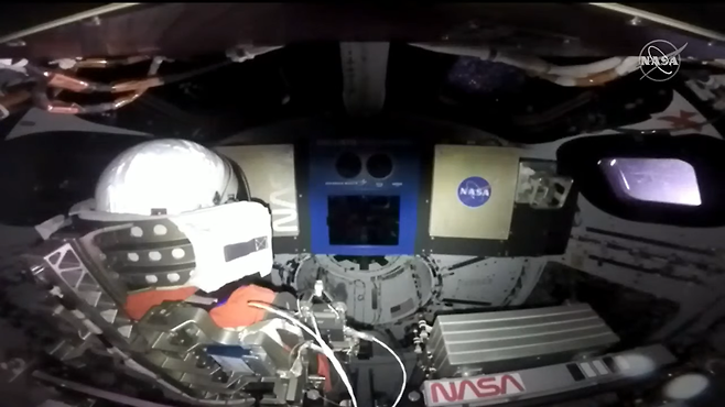 달로 향하는 오리온 우주선이 최초로 보내온 ‘셀카’ 이미지. 캡슐 내부의 모습을 보여준다.(출처: NASA TV)​