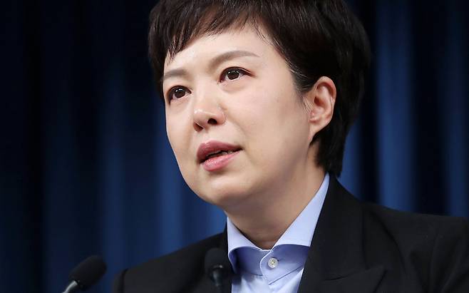 김은혜 대통령실 홍보수석이 11월9일 오후 서울 용산 대통령실 청사 브리핑룸에서 윤석열 대통령의 염수정 추기경, 정순택 대주교 면담 내용 중 이태원 참사와 관련한 발언 등에 대해 브리핑 도중 울먹이고 있다. ⓒ연합뉴스