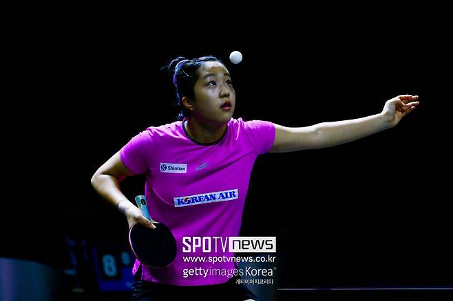 ▲ 신유빈이 국제탁구연맹(ITTF)-아시아탁구연맹(ATTU) 아시안컵 여자단식 1회전에서 경기를 펼치고 있다.