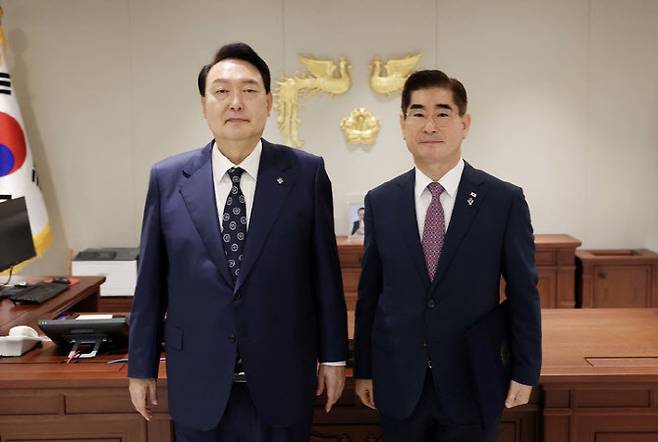 윤석열 대통령이 지난 6월 20일 서울 용산 대통령실 청사에서 김용현 경호처장에게 임명장을 수여한 뒤 기념촬영을 하고 있다. (사진=대통령실)