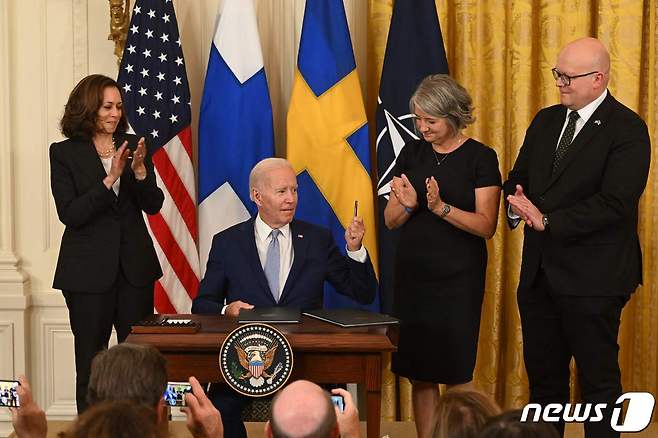 조 바이든 미국 대통령이 9일(현지시간) 워싱턴 백악관에서 핀란드와 스웨덴의 나토 가입을 지지하는 비준안에 서명을 한 뒤 카멀라 해리스 부통령, 카린 올롭스도터 주미 스웨덴 대사, 미코 하우탈라 주미 핀란드 대사의 박수를 받고 있다. ⓒ AFP=뉴스1 ⓒ News1 우동명 기자