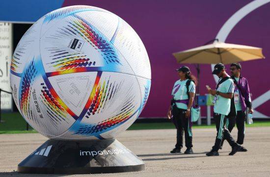 2022 카타르 월드컵 개막을 나흘 앞둔 16일(현지시간) 카타르 도하 FIFA 팬 페스티벌 행사장에 대회 초대형 공인구 모형이 설치돼 있다./연합뉴스