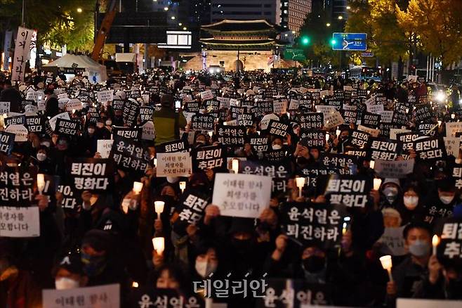 5일 오후 서울 중구 세종대로 시청역 인근에서 촛불행동 주최로 열린 '이태원 참사 희생자 추모 시민 촛불' 집회에서 시민들이 진상 규명 및 책임자 처벌 등을 촉구하고 있다. ⓒ데일리안 홍금표 기자