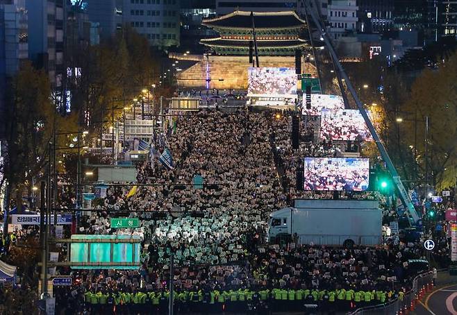 19일 오후 서울 중구 숭례문 일대에서 촛불전환행동 주최로 윤석열 정부를 규탄하는 촛불집회가 열리고 있다.ⓒ뉴시스