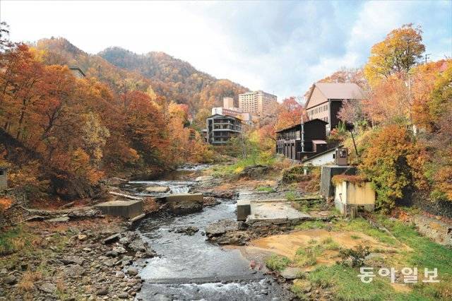일본 홋카이도 조잔케이 온천마을에는 도요히라강 양쪽 계곡에 20여 개의 료칸과 온천호텔이 줄지어 늘어서 있다. 강바닥에서 샘솟는 온천수는 1866년에 처음 발견됐다.
