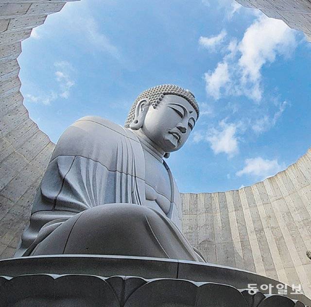 건축가 안도 다다오가 지은 ‘붓다의 언덕’에 있는 석불.