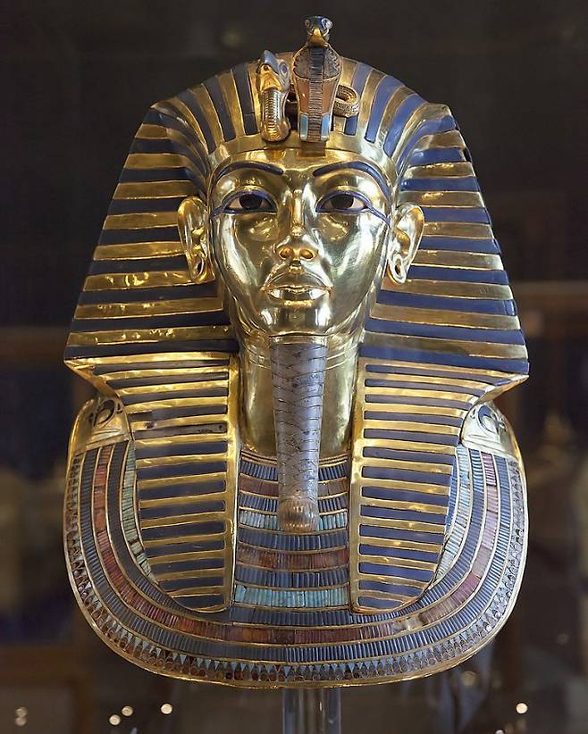 무덤의 관에서 발견된 투탕가멘의 황금가면이다. 현재 이집트 박물관에 전시돼있다. 위키피디아 제공