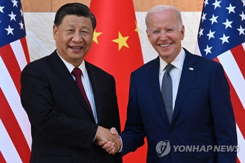 조 바이든(오른쪽) 미국 대통령이 14일(현지시간) 인도네시아 발리에서 미중 첫 대면 정상회담을 열고 시진핑 중국 국가주석과 악수하고 있다.  발리=로이터 연합뉴스