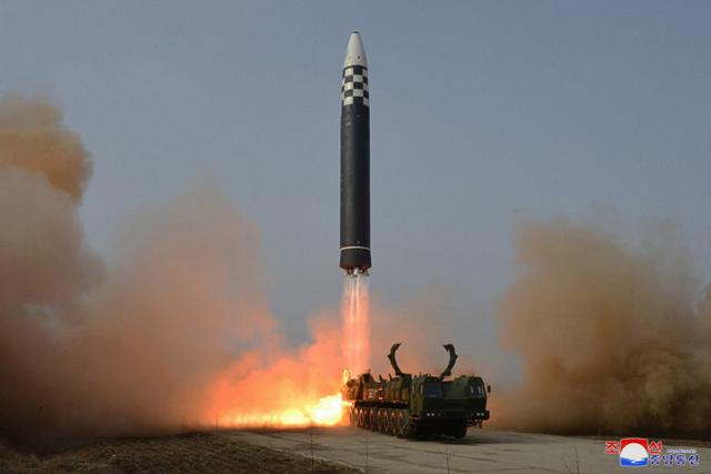 북한이 3월 24일 김정은 국무위원장의 지도 아래 신형 대륙간탄도미사일(ICBM) '화성-17형'을 시험 발사하는 모습. 한미 군 당국은 북한이 화성-15형 발사 장면을 짜깁기하는 등 조작했다고 결론 내렸다. 평양=조선중앙통신 연합뉴스