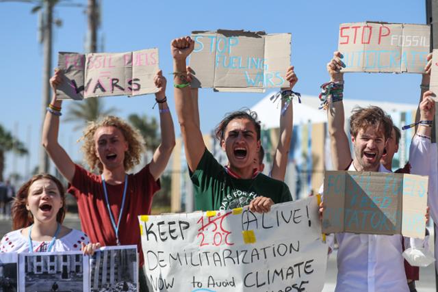 환경단체 활동가들이 샤름 엘 셰이크에서 12일 화석연료 사용 중단을 요구하는 손팻말을 들고 시위하고 있다. 샤름 엘 셰이크=EPA 연합뉴스