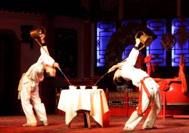 청두 촉풍아운 천극 극장의 공연 중 차를 따르는 시범. ⓒ최종명