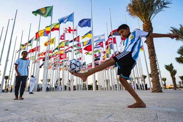 15일 2022 카타르 월드컵을 앞두고 수도 도하 국기광장에서 소년들이 공놀이를 하고 있다. 카타르 월드컵은 오는 21일 개막한다. 도하 AFP=연합뉴스
