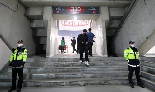 1일 인천 SSG 랜더스필드에서 열린 2022 KBO 한국시리즈 1차전 키움 히어로즈와 SSG 랜더스의 경기 중 관중 출입구에 경찰들이 배치돼 있다. 뉴스1