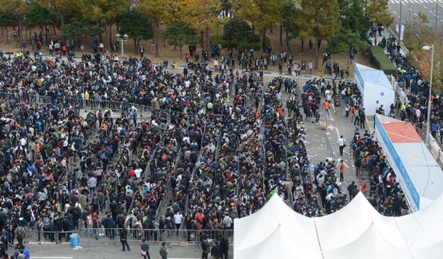 2015년 열린 지스타에 입장하기 위해 관객들이 긴 줄을 서 있다. 소수의 경찰만이 대기줄 외곽에서 자리를 지키고 있다. 한국일보 자료사진